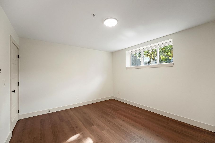 5454 Slocan St Street Vancouver, BC - 30