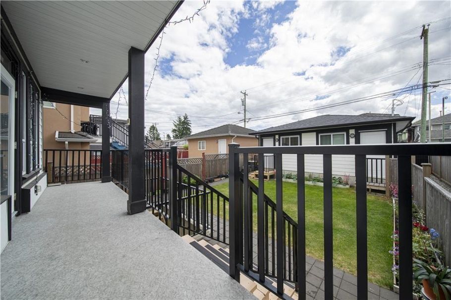 2216 Mannering Avenue Vancouver, BC - 6