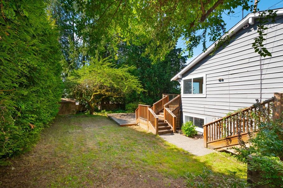 545 E Kings Road North Vancouver, BC - 28