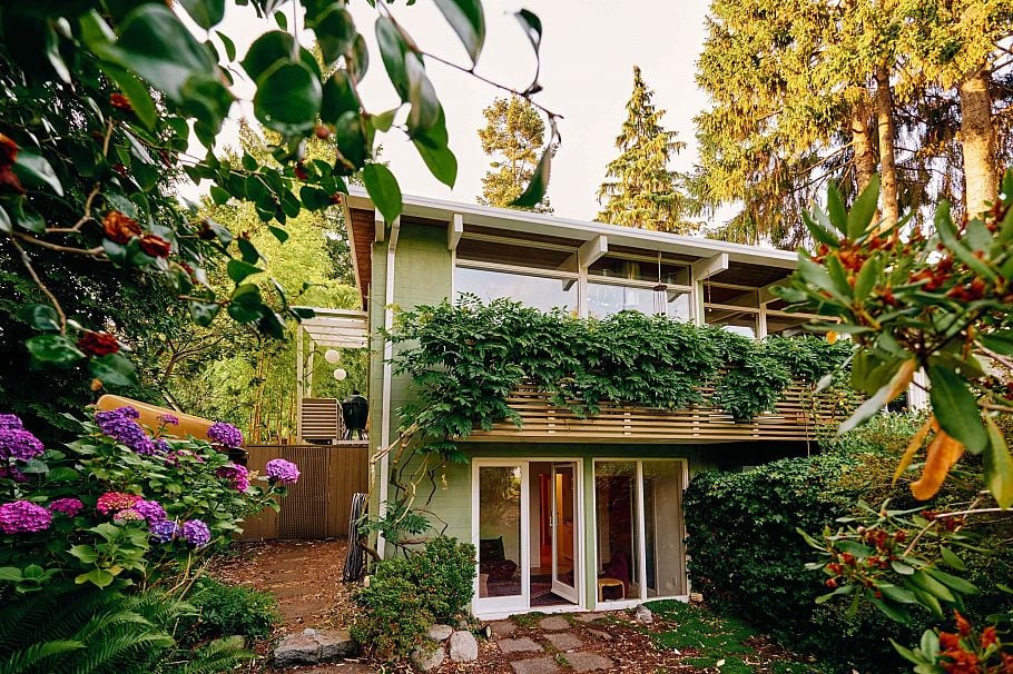 1715 W 68th Avenue Vancouver, BC - 35