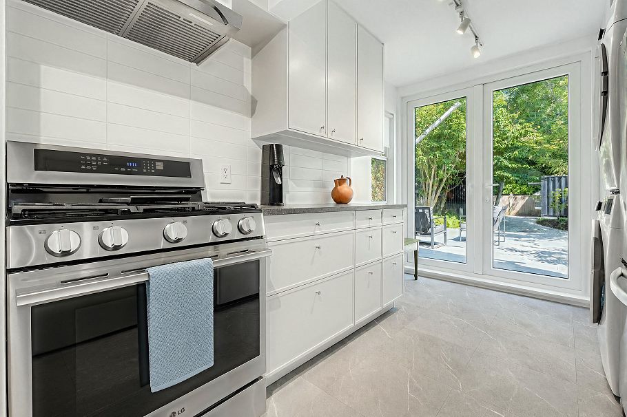 2053 Charles Street Vancouver, BC - 11