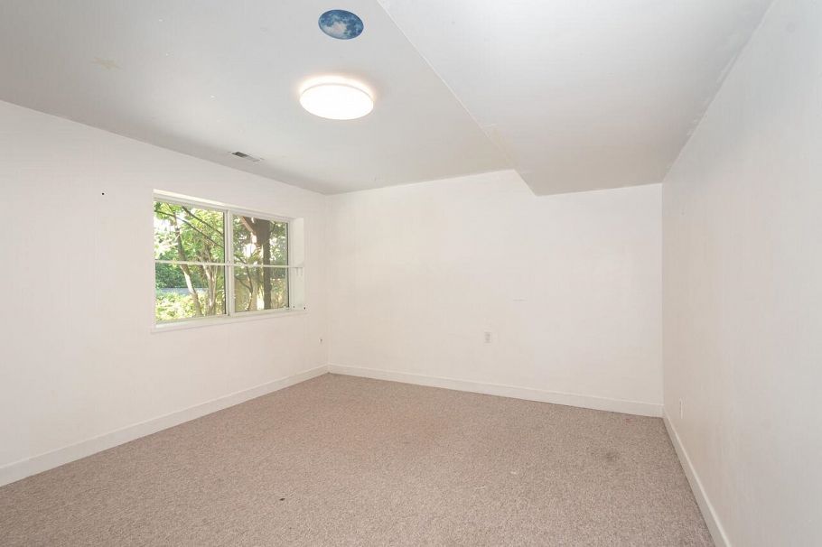 545 E Kings Road North Vancouver, BC - 19
