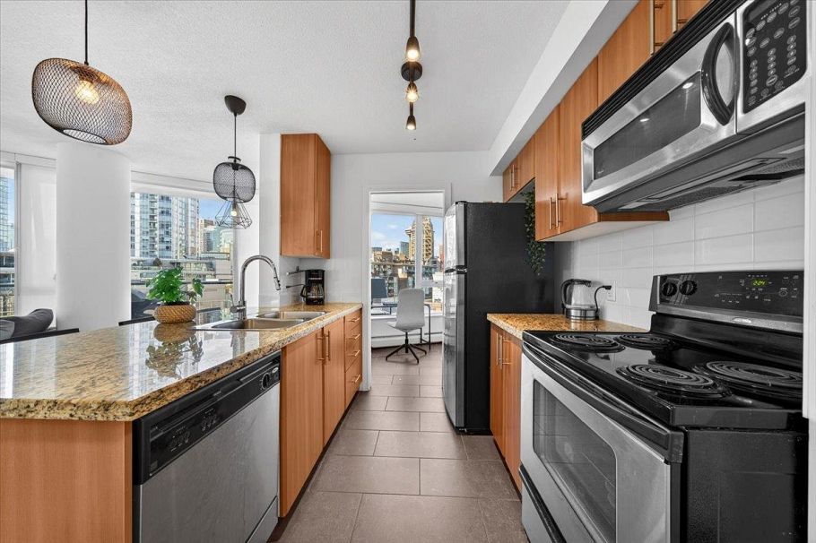 905 58 Keefer Place Vancouver, BC - 2
