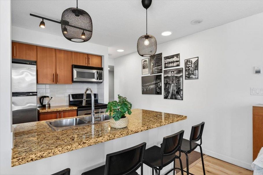 905 58 Keefer Place Vancouver, BC - 1