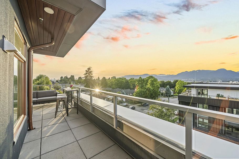 408 2408 Grant Street Vancouver, BC - 24