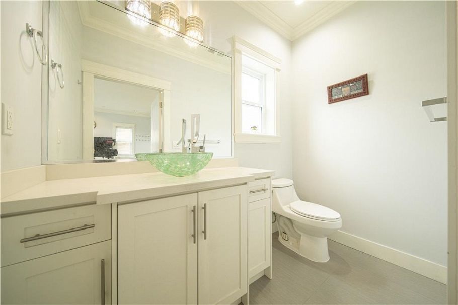 2216 Mannering Avenue Vancouver, BC - 25