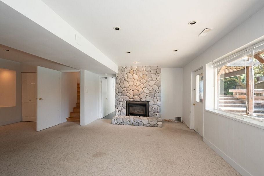 545 E Kings Road North Vancouver, BC - 17