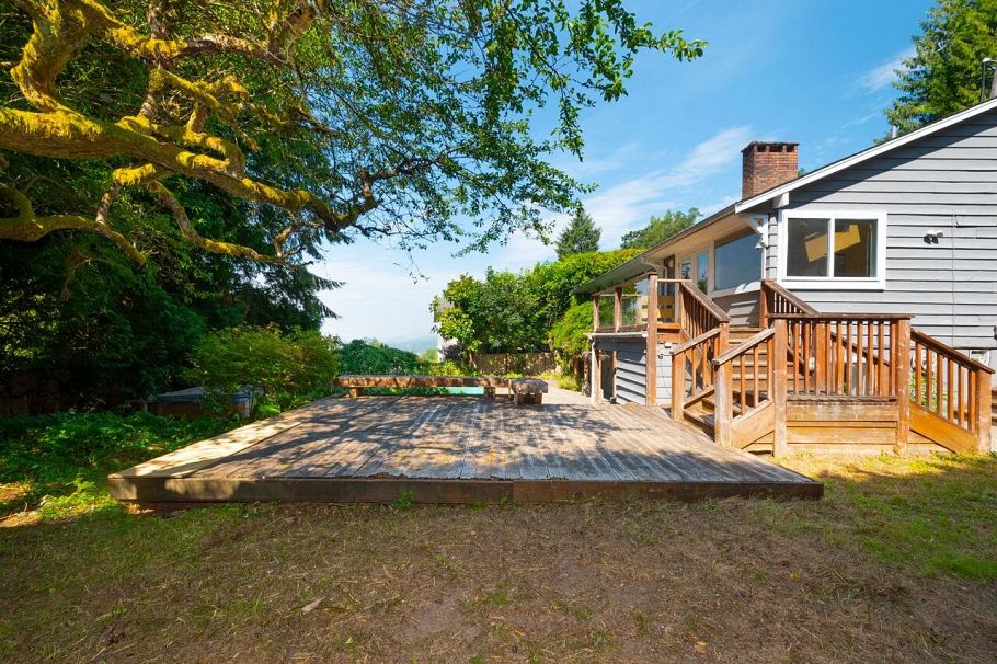 545 E Kings Road North Vancouver, BC - 2