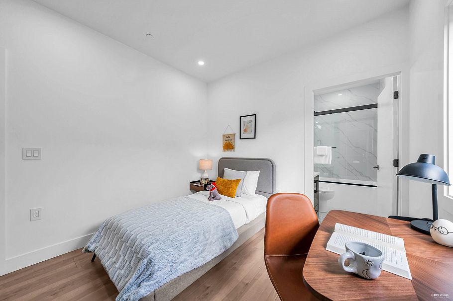 2 3344 Adanac Street Vancouver, BC - 24