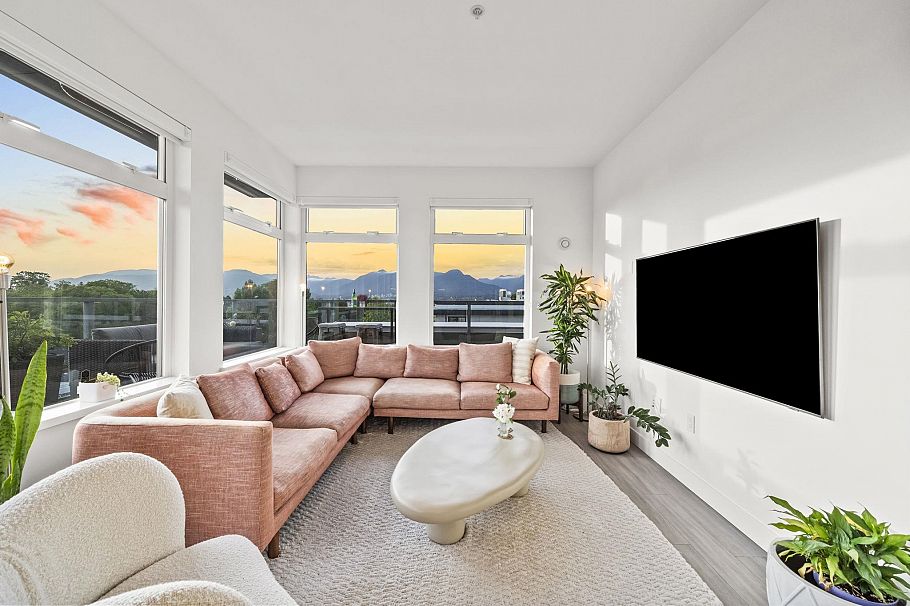 408 2408 Grant Street Vancouver, BC - 2
