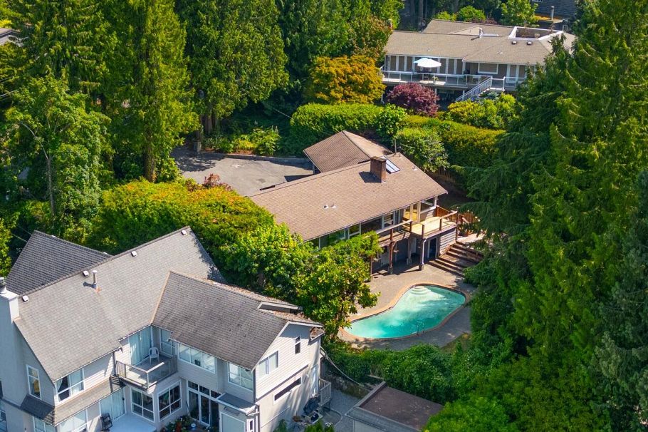 545 E Kings Road North Vancouver, BC - 32