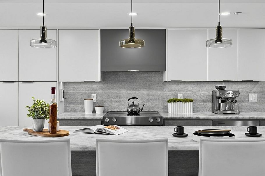 907 2201 Pine Street Vancouver, BC - 2