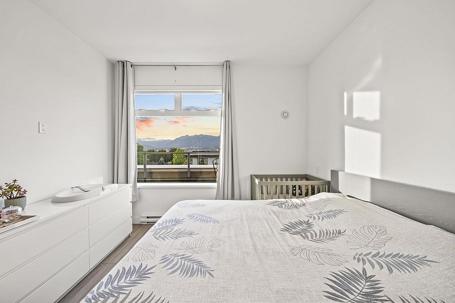 408 2408 Grant Street Vancouver, BC - 13