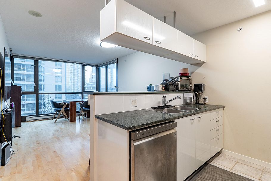 411 1367 Alberni Street Vancouver, BC - 6