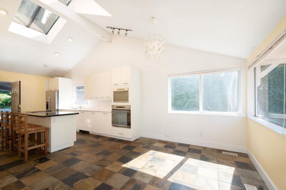 545 E Kings Road North Vancouver, BC - 9