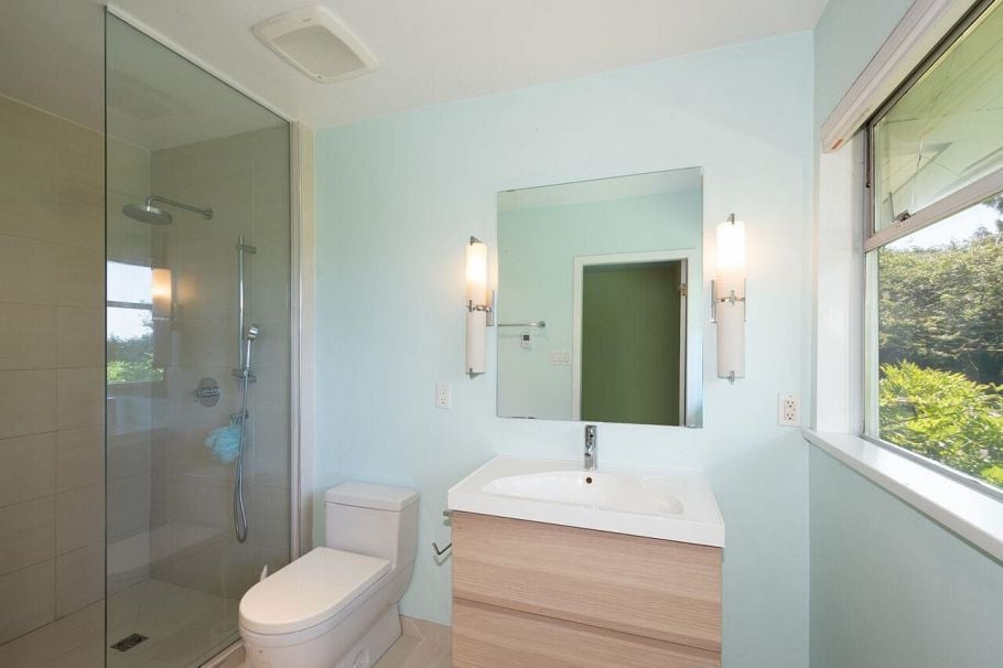 545 E Kings Road North Vancouver, BC - 12