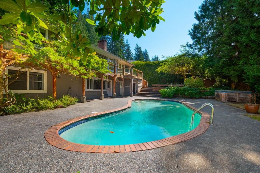 545 E Kings Road North Vancouver, BC - 23
