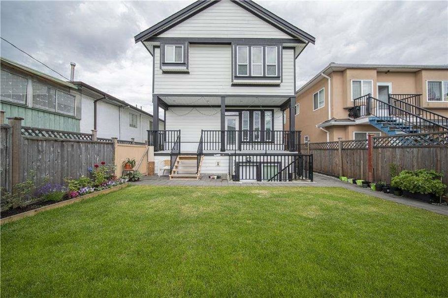 2216 Mannering Avenue Vancouver, BC - 1