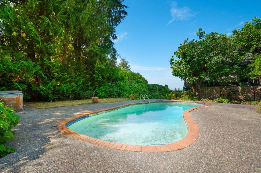 545 E Kings Road North Vancouver, BC - 24
