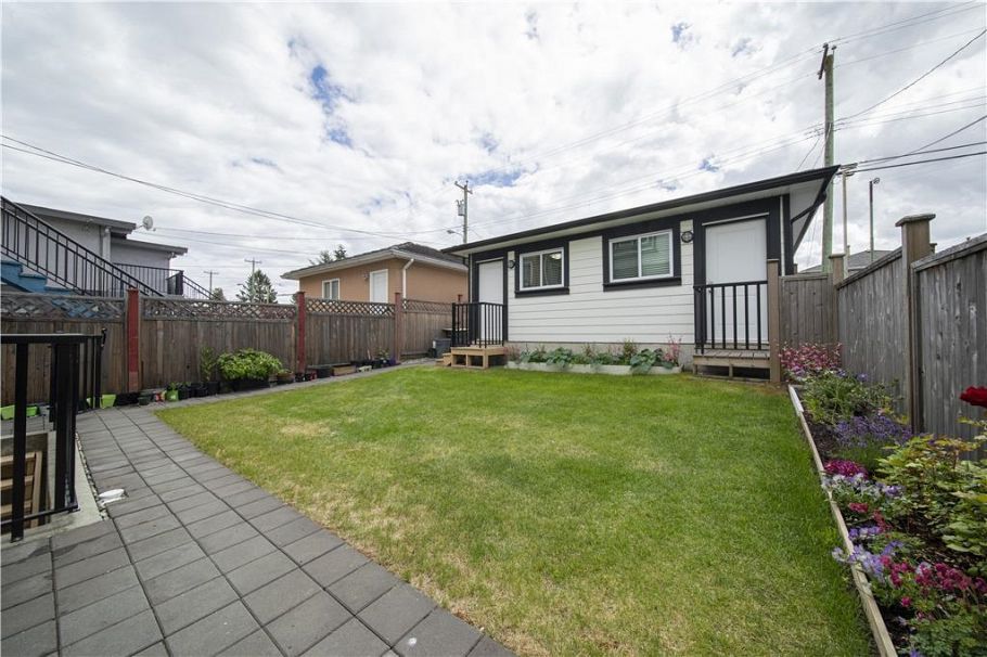 2216 Mannering Avenue Vancouver, BC - 3