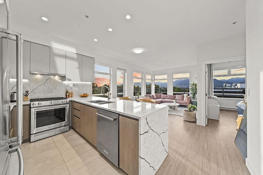 408 2408 Grant Street Vancouver, BC - 1
