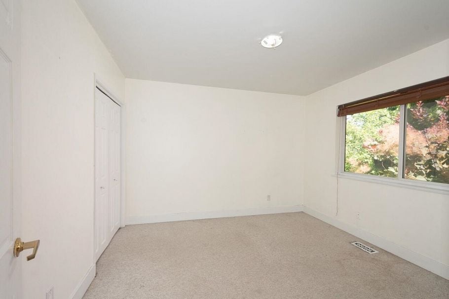 545 E Kings Road North Vancouver, BC - 13