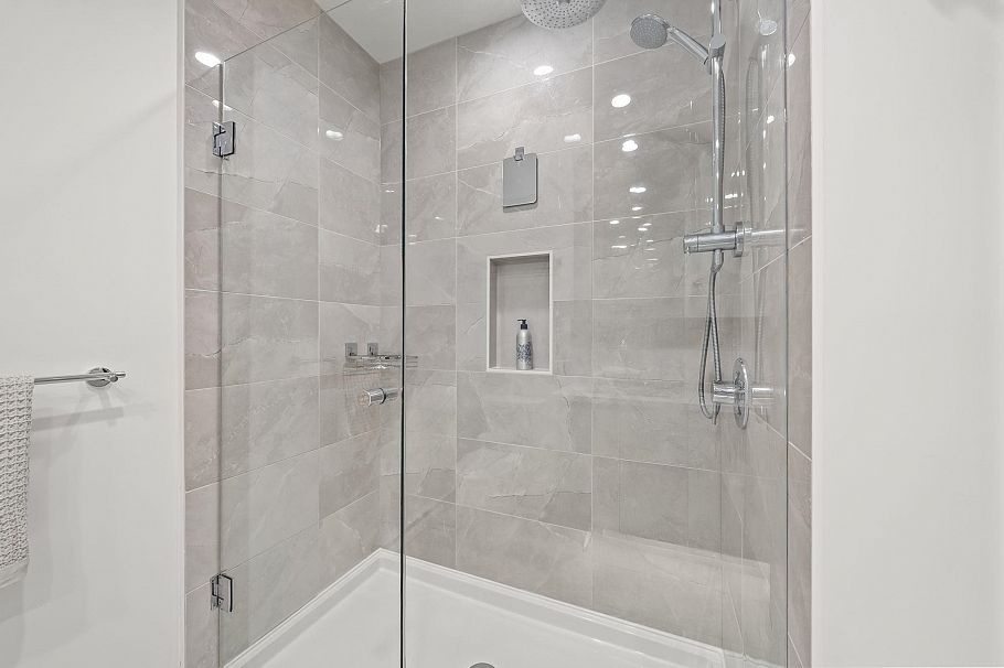 408 2408 Grant Street Vancouver, BC - 19
