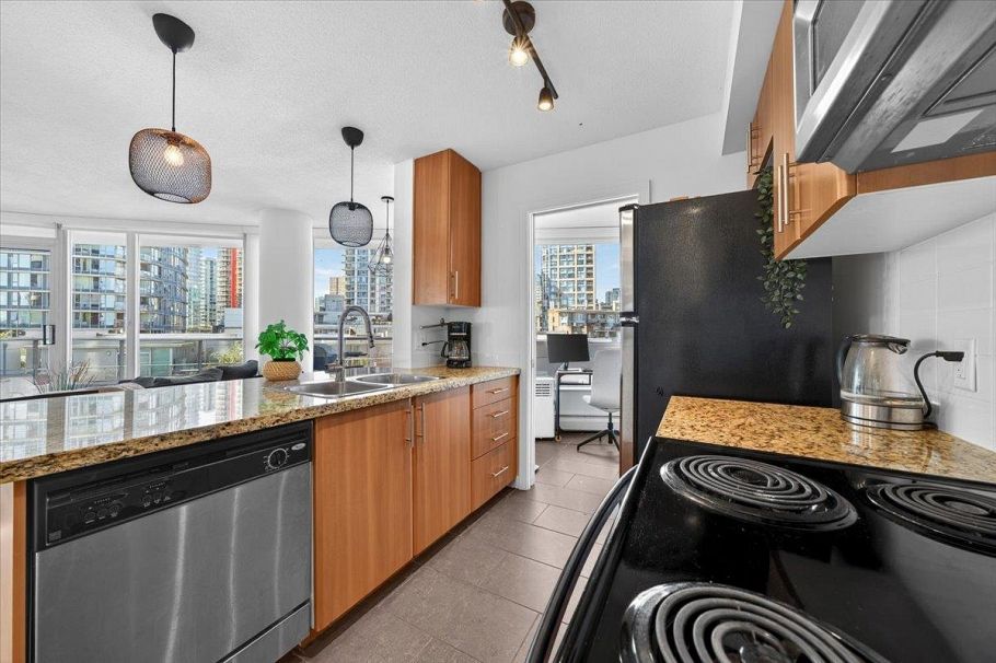 905 58 Keefer Place Vancouver, BC - 3