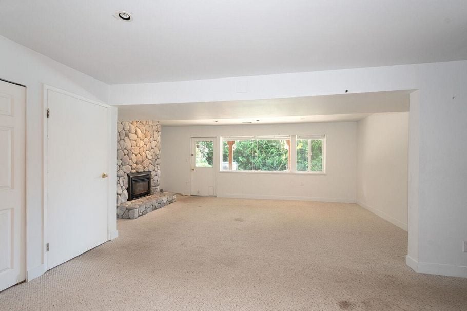545 E Kings Road North Vancouver, BC - 16