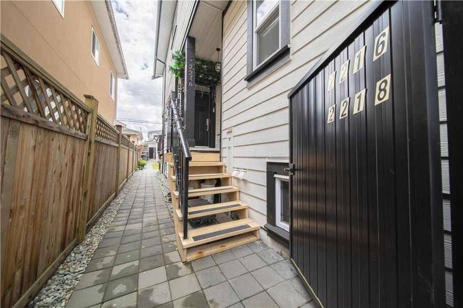 2216 Mannering Avenue Vancouver, BC - 8