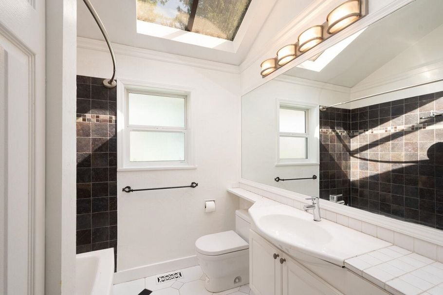 545 E Kings Road North Vancouver, BC - 14