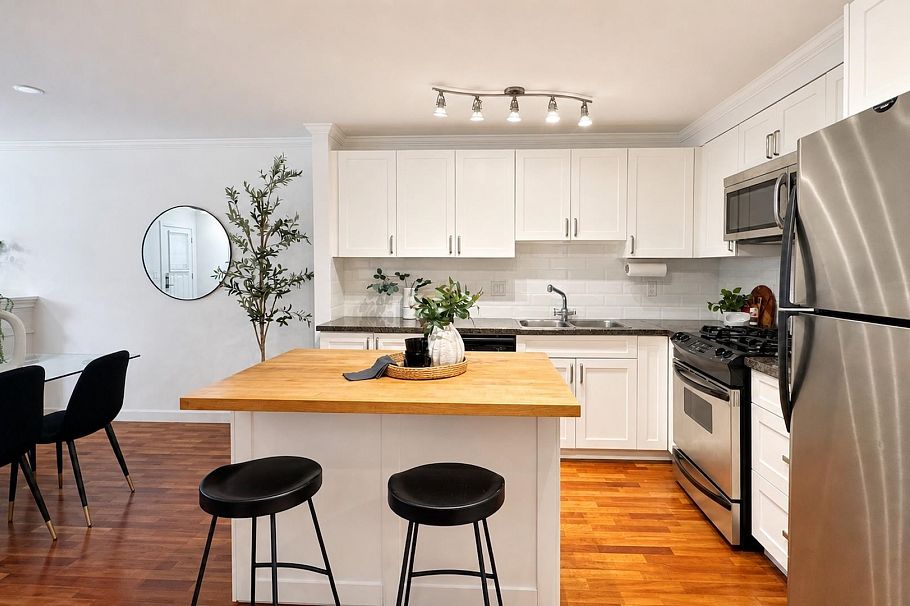 3681 W 12th Avenue Vancouver, BC - 8