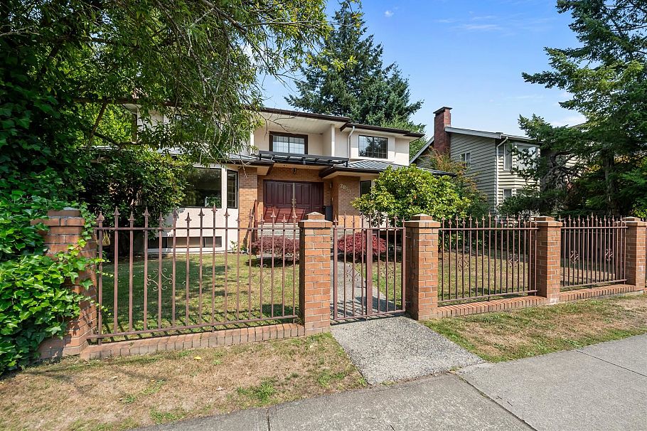 2855 W 37th Avenue Vancouver, BC - 2