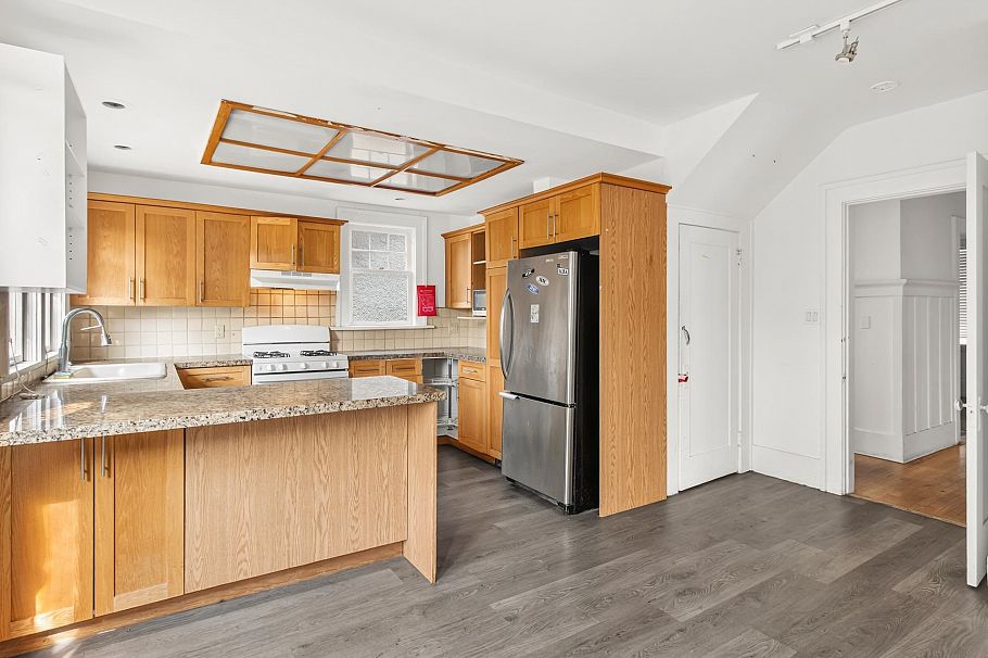 4606 W 11th Avenue Vancouver, BC - 5