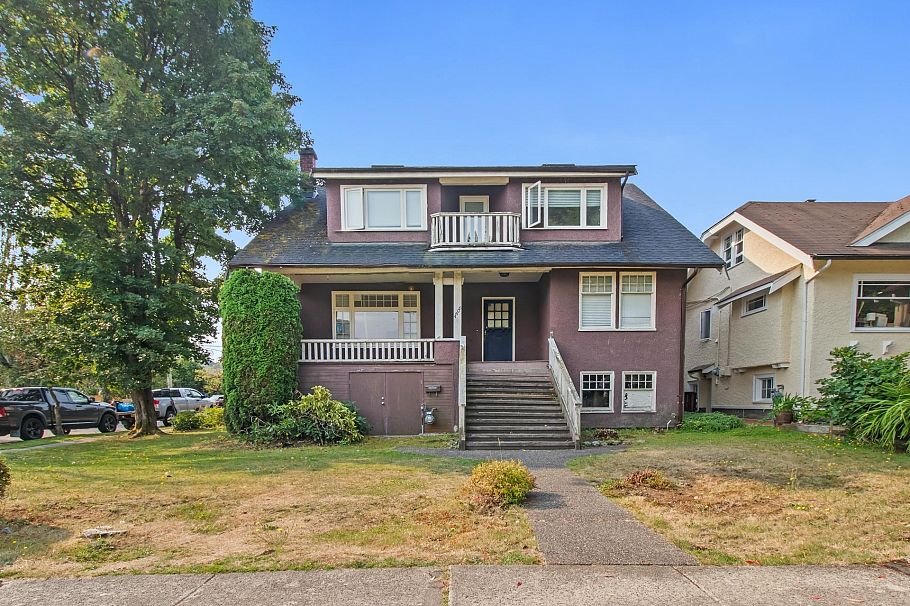 4606 W 11th Avenue Vancouver, BC - 1