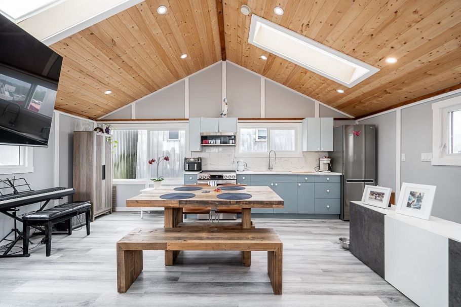 A24 415 Esplanade North Vancouver, BC - 2