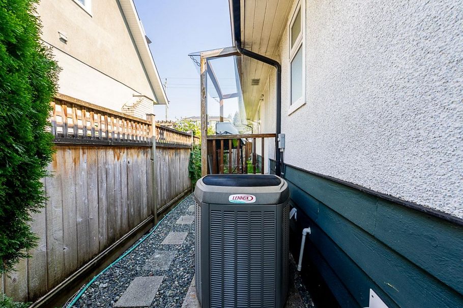 333 E 21 Street North Vancouver, BC - 32