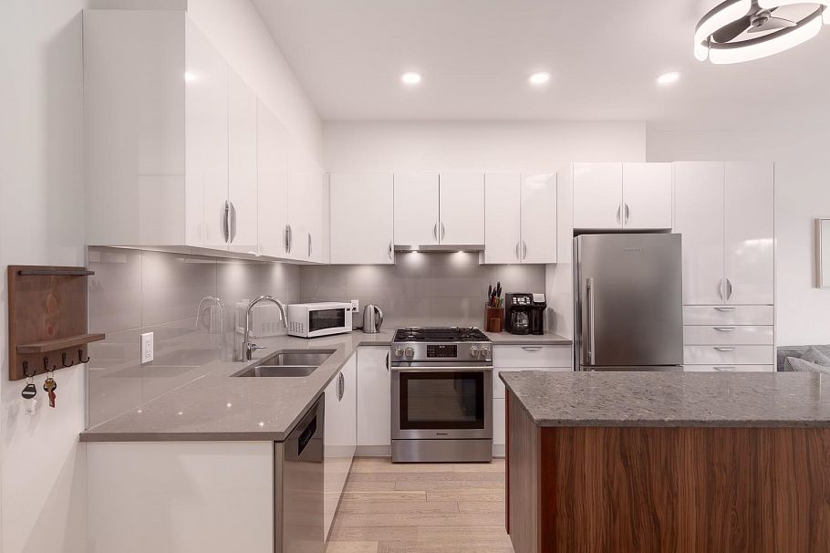 404 2666 Duke Street Vancouver, BC - 3