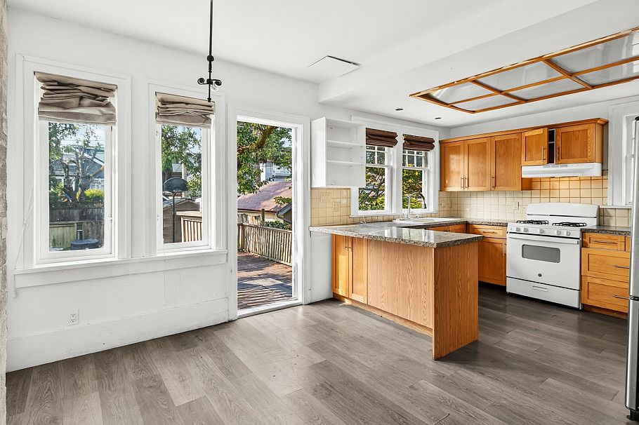 4606 W 11th Avenue Vancouver, BC - 6