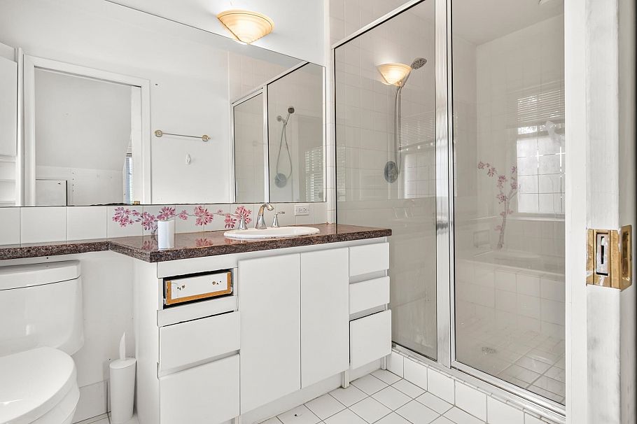 4606 W 11th Avenue Vancouver, BC - 9