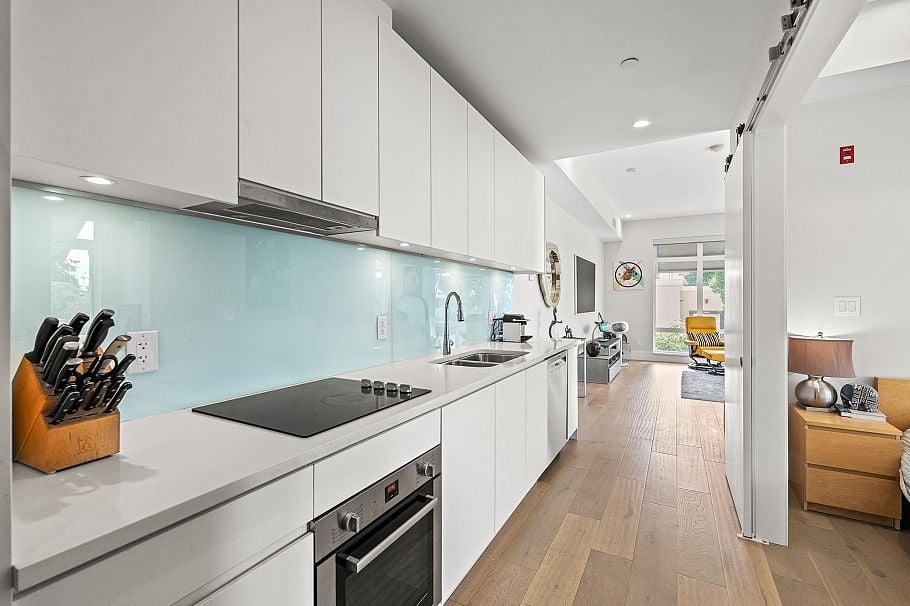 202 1591 Bowser Avenue North Vancouver, BC - 3