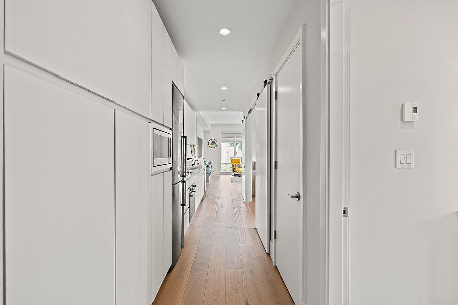 202 1591 Bowser Avenue North Vancouver, BC - 4