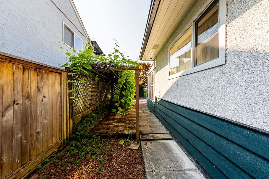 333 E 21 Street North Vancouver, BC - 31