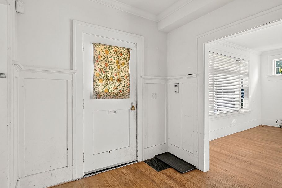 4606 W 11th Avenue Vancouver, BC - 2