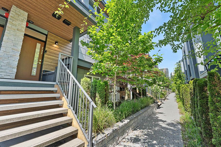 237 2060 Curling Road North Vancouver, BC - 1