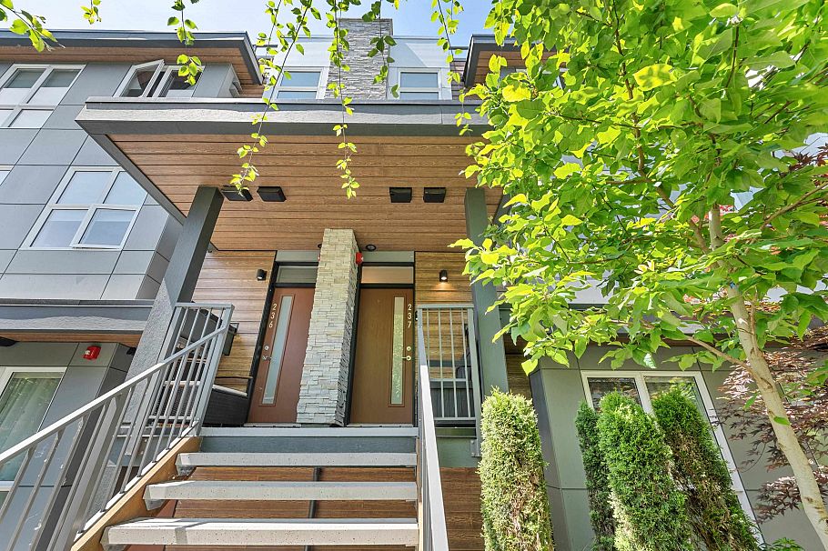 237 2060 Curling Road North Vancouver, BC - 2