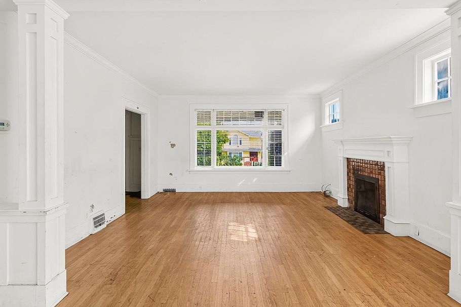 4606 W 11th Avenue Vancouver, BC - 3