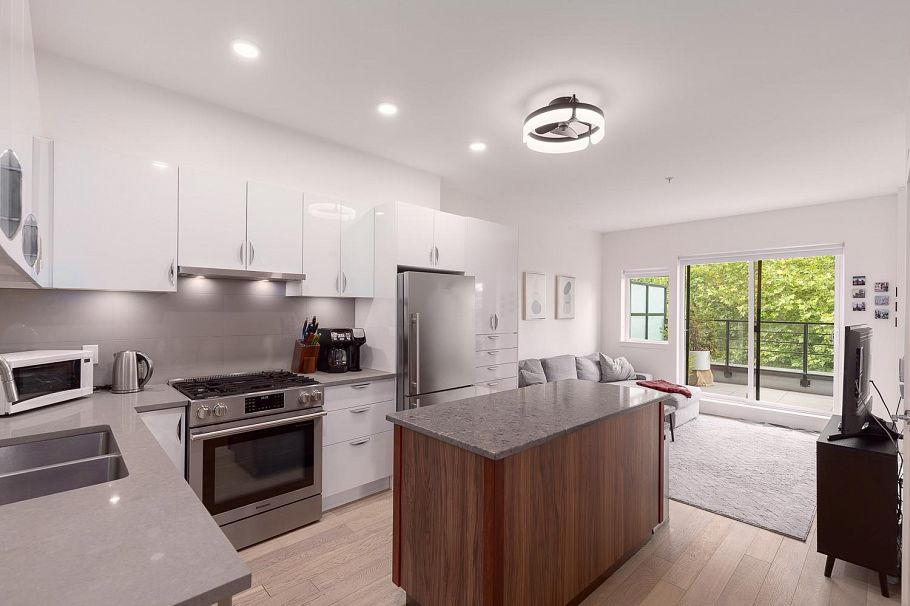 404 2666 Duke Street Vancouver, BC - 2