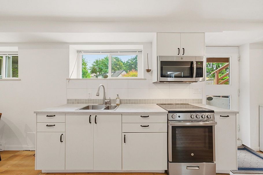 1611 Lynn Valley Road North Vancouver, BC - 29
