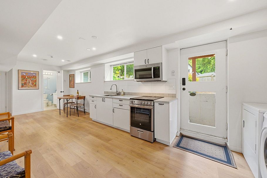 1611 Lynn Valley Road North Vancouver, BC - 30